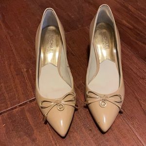 Michael Kors low heel in nude